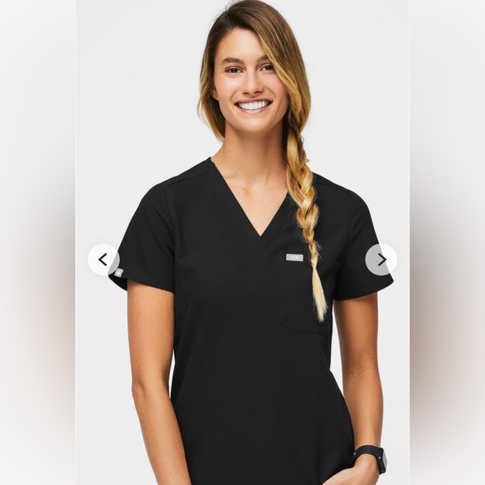FIGS CATARINA ONE POCKET SCRUB TOP